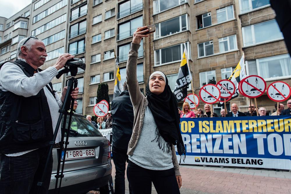 selfie islamophobie belgique femme voilée 2