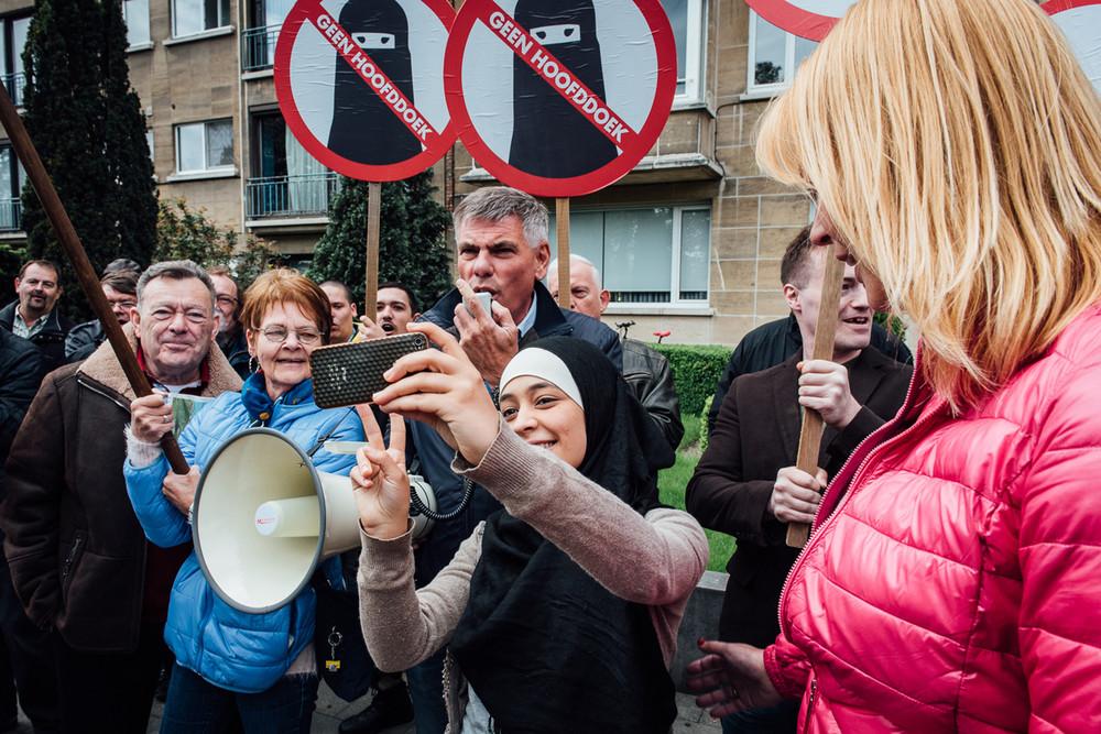 selfie islamophobie belgique femme voilée 5